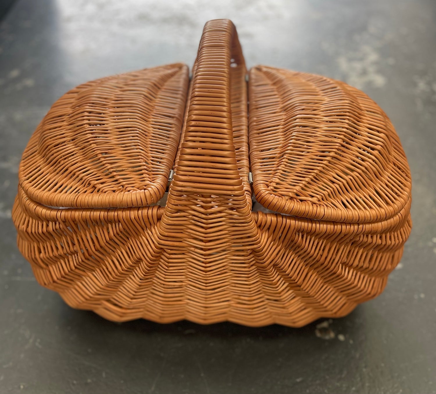 'Rozloz Picnic' Fan Shaped Wicker Basket